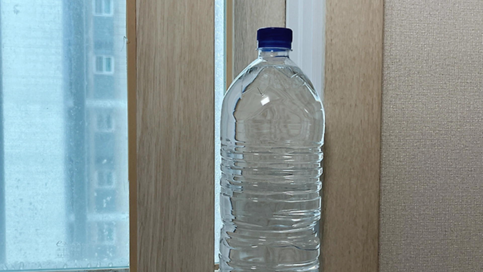 Simpelt trick virker som magi: En vandflaske i vindueskarmen og støvet forsvinder med et snuptag