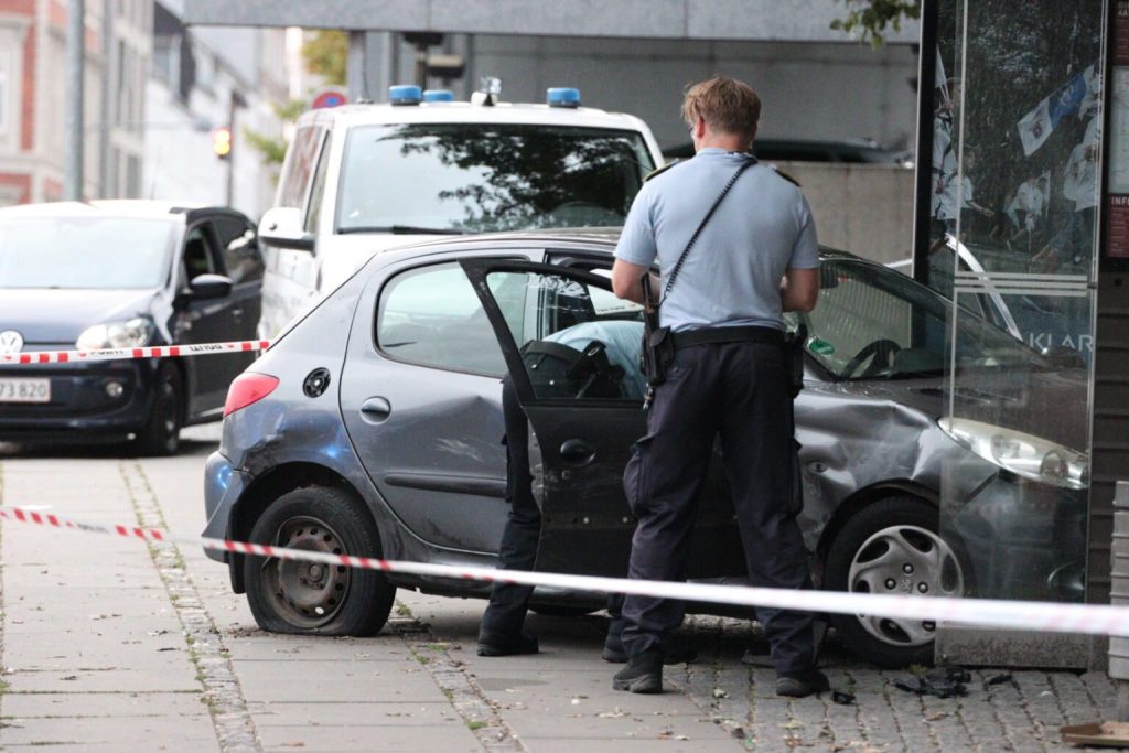 Biljagt endte i soloulykke foran politistation