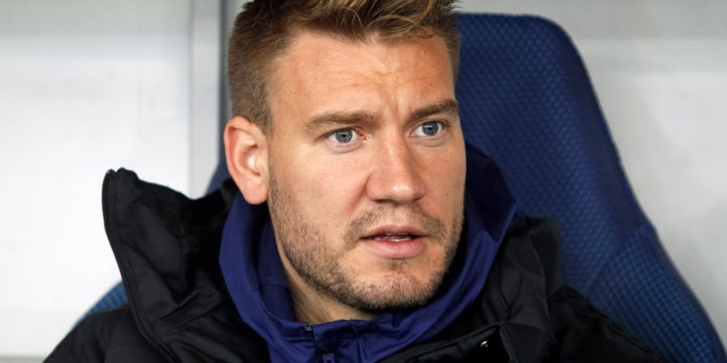 Nicklas Bendtner overrasker: Smider alt tøjet