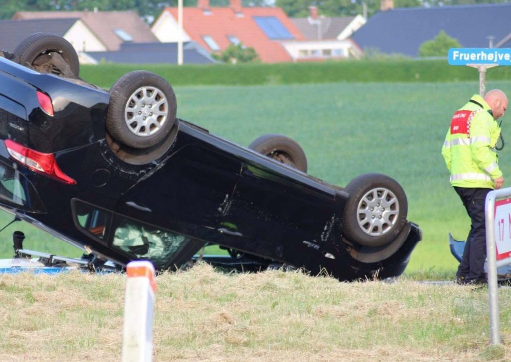 Bil ender på taget efter voldsom ulykke