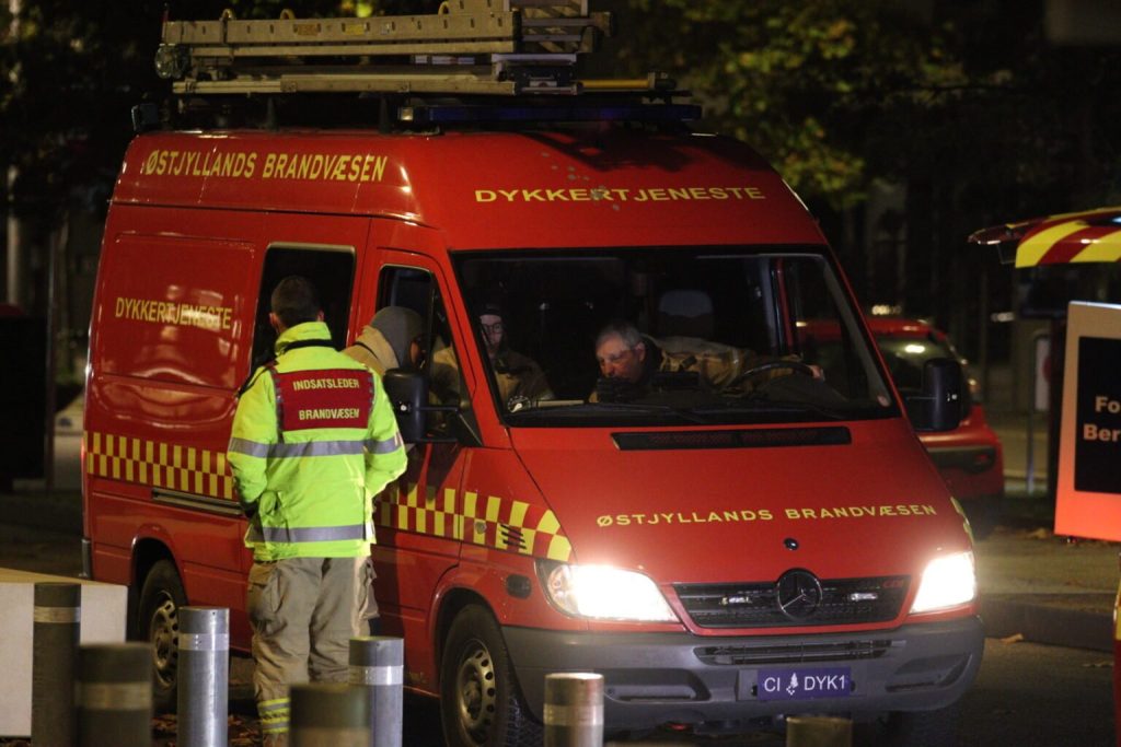 Bus med flere passagerer er væltet