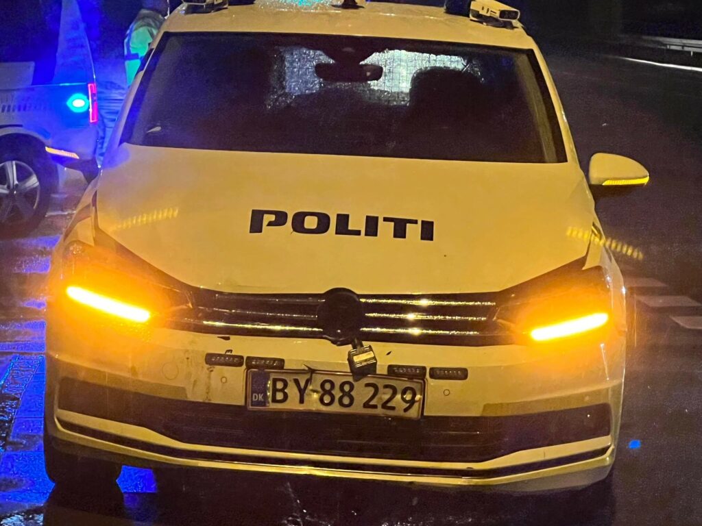 Vild biljagt: Politi påkører flugtbil