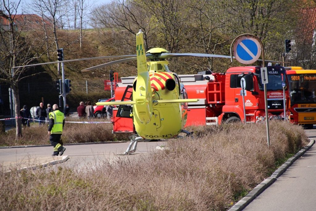 Tog påkører person: Lægehelikopter på stedet