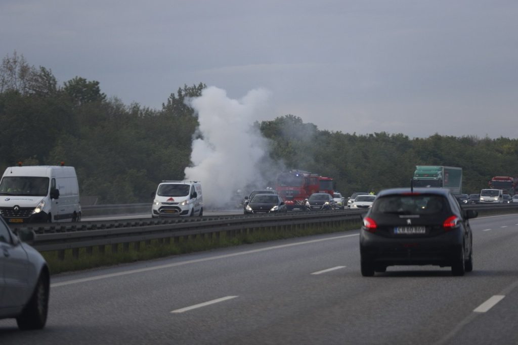 Bil brænder: Lang kø på motorvej