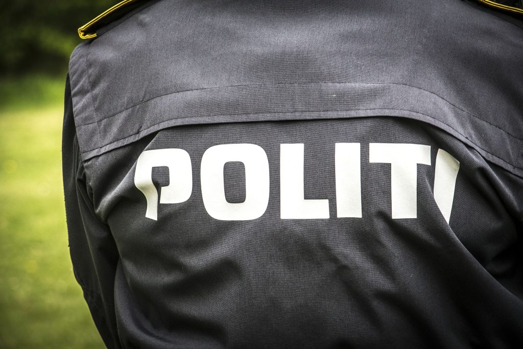 Bil beslaglagt på stedet: Fandt mand gemt under tæppe