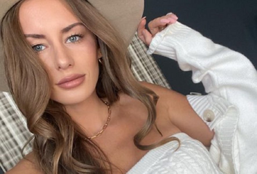 Influencer fundet død og nøgen i vejkanten: De smed hende som var hun affald