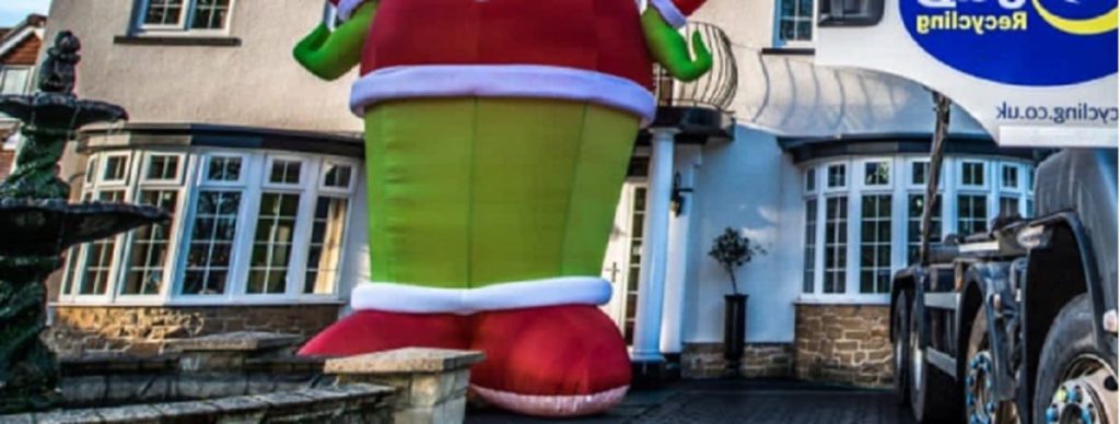 Ville glæde datter: Bestiller 10 meter høj Grinch nu strømmer folk til hans have