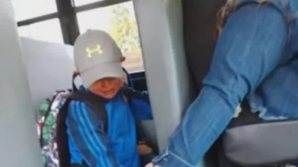 Buschaufføren gør noget hjertevarmt for Axel ombord på bussen – nu er billedet gået viralt globalt.