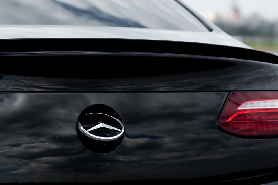 Her er den egentlige årsag til, at nogle Mercedes-biler kører med logoet på skrå