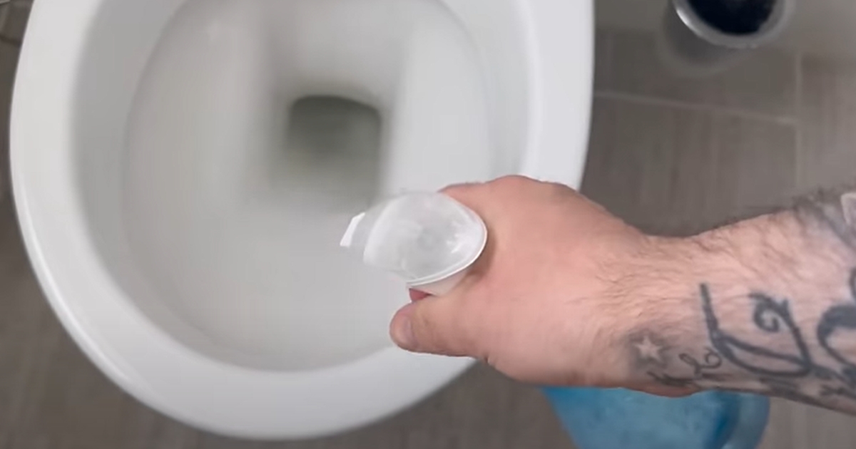 Han hælder afspændingsmiddel i toilettet: Når du ser hvad der sker, vil du gøre det samme