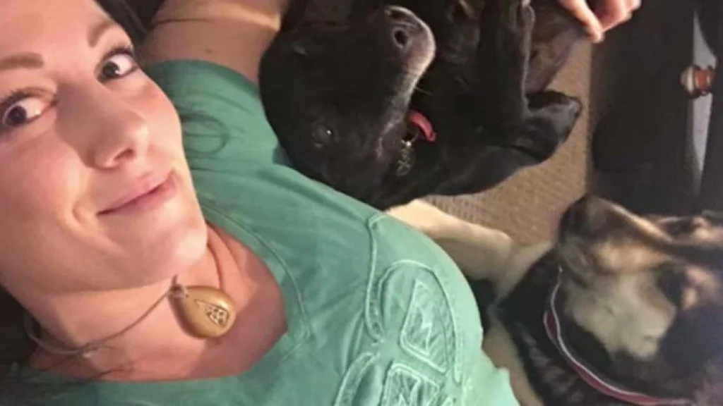 Anna får flot halskæde af sin kæreste: Et år senere opdager hun, hvad der gemmer sig i den