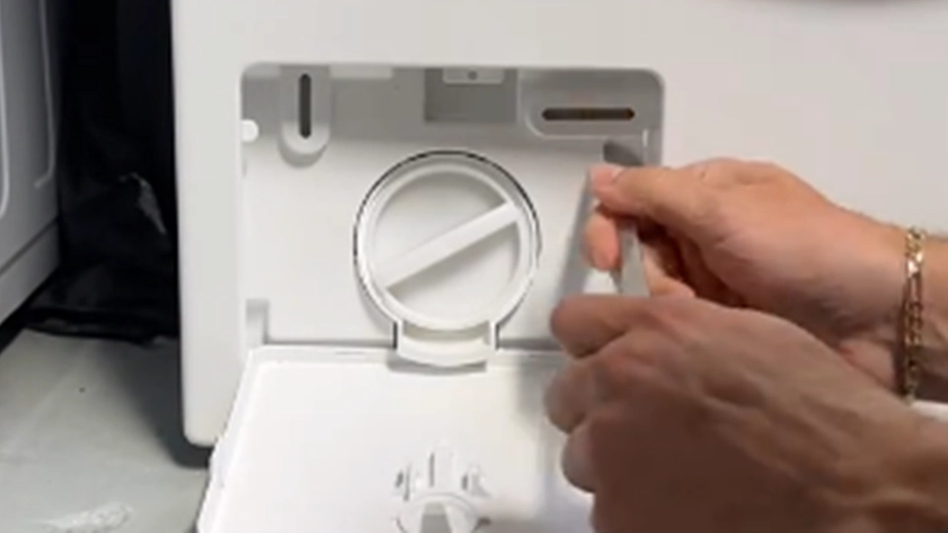 Han stikker en kniv i vaskemaskinen: Få sekunder senere afsløres dens skjulte hemmelighed