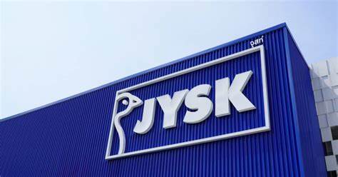Knivbevæbnet mand stjal flere biler, kørte galt og stak ild til JYSK