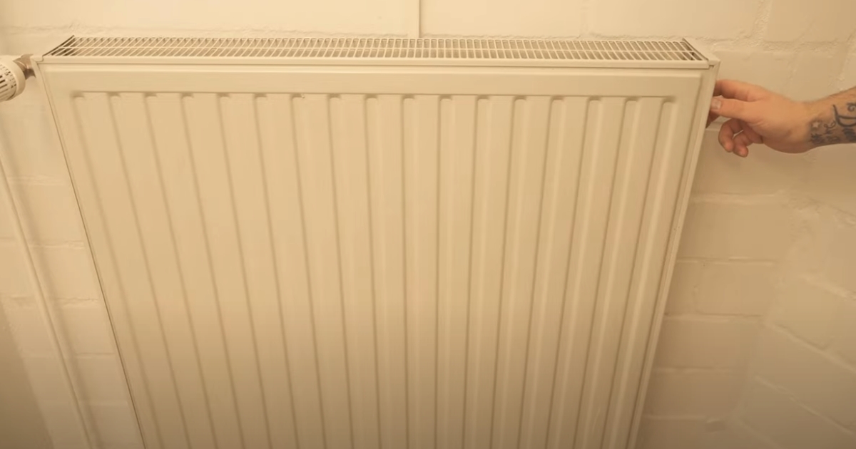 Snø På Radiator Han gør dette ved sin radiator: Så enkelt gør han den fri for støv ...