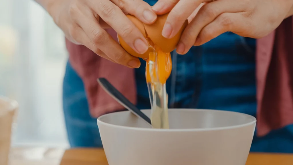 Derfor bør du aldrig knække et æg på kanten af en skål