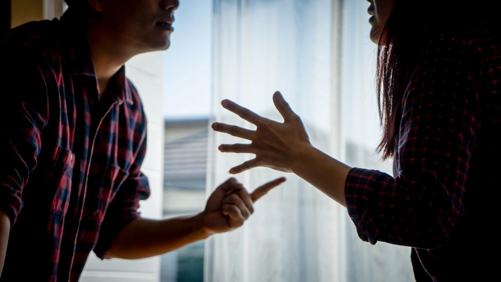 Kvinde frustreret over ægtefælle: “Jeg sidder alene hjemme, mens han hygger sig!”