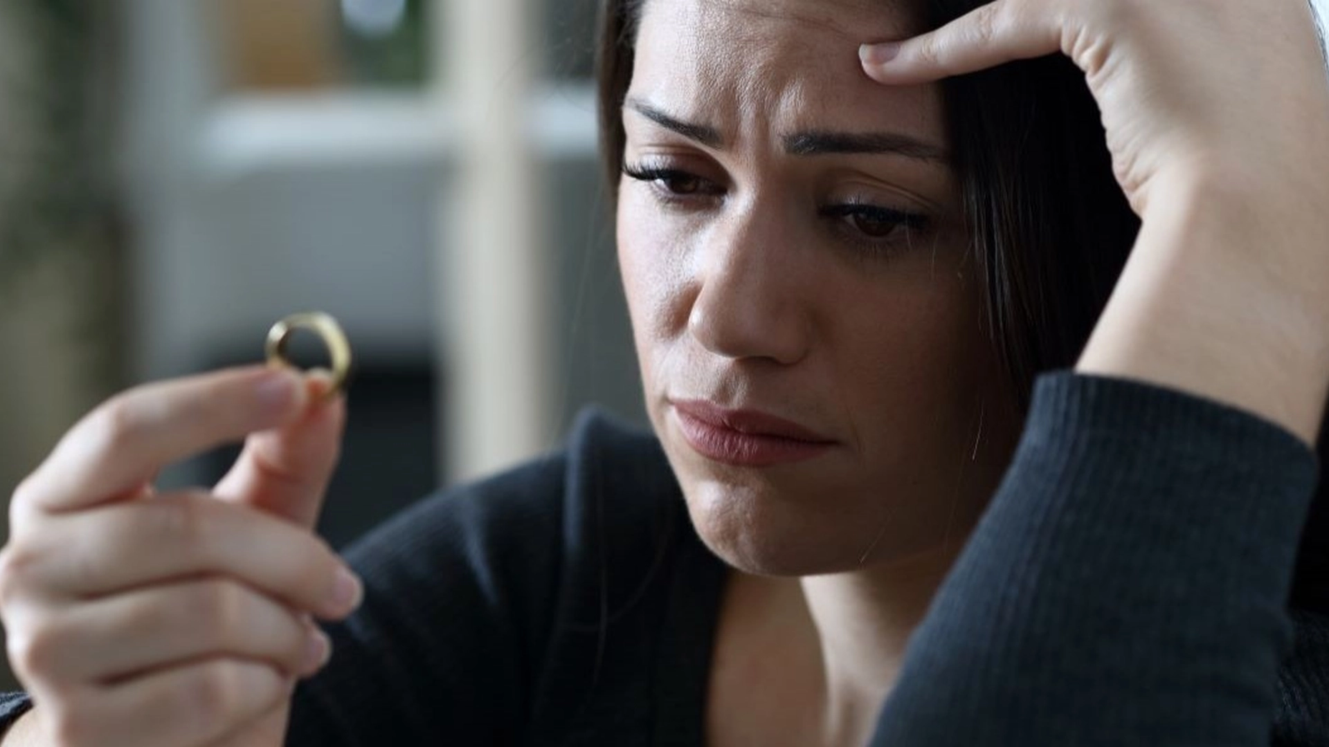 Efter 25 års ægteskab: Hun overvejer nu skilsmisse på grund af mandens ene vane