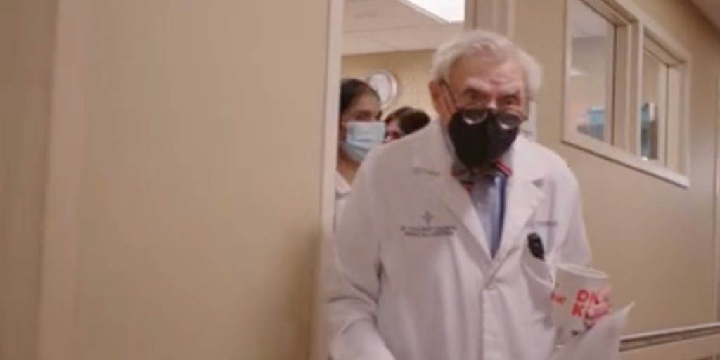 Verdens ældste arbejdende læge (101 år) deler hemmeligheden om, hvordan han holder sin hjerne skarp