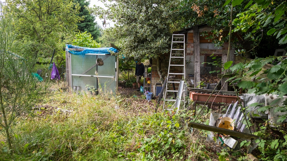 Mand smider skrald i naboens have: Ringer selv efter politiet da de brokker sig over det