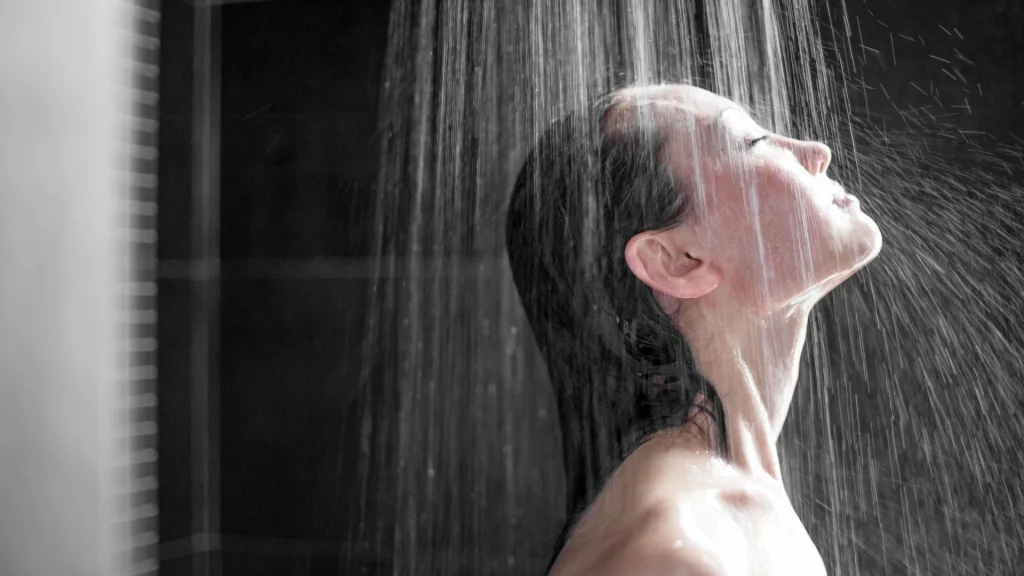 Læge med afsløring: Alle bør gøre denne ting i brusebadet for at lindre stress