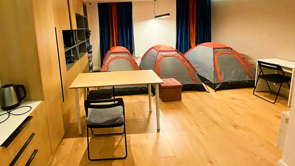 Airbnb-udlejning går viralt: Prisen er næsten 600 kroner per nat for at sove i telt i fremmeds lejlighed