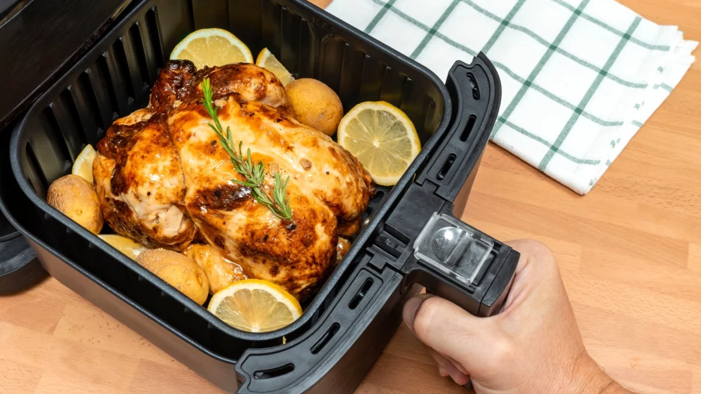 Smager maden underligt? Dette rum i din airfryer må du ikke glemme at rense