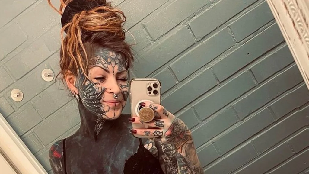 Aleksandra er dækket med tatoveringer på næsten hele kroppen: Sådan ser hun ud under tøjet