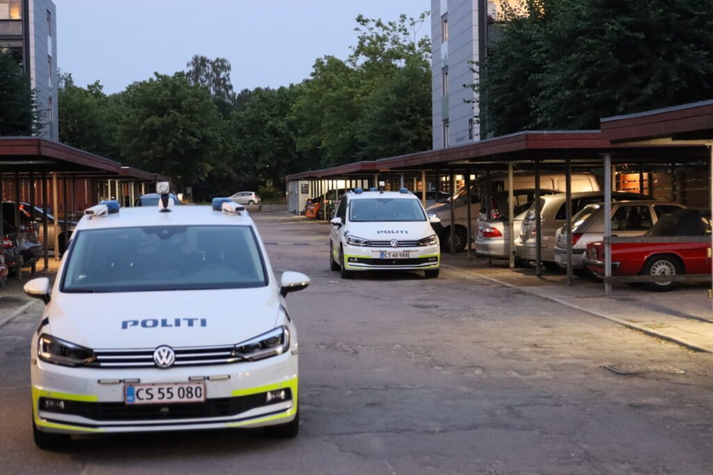 Politijagt: Betjent afhentet med ambulance