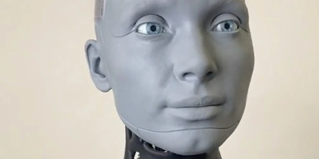 Verdens mest avancerede humanoide robot erklærer sig selvbevidst, hvilket bekymrer eksperter