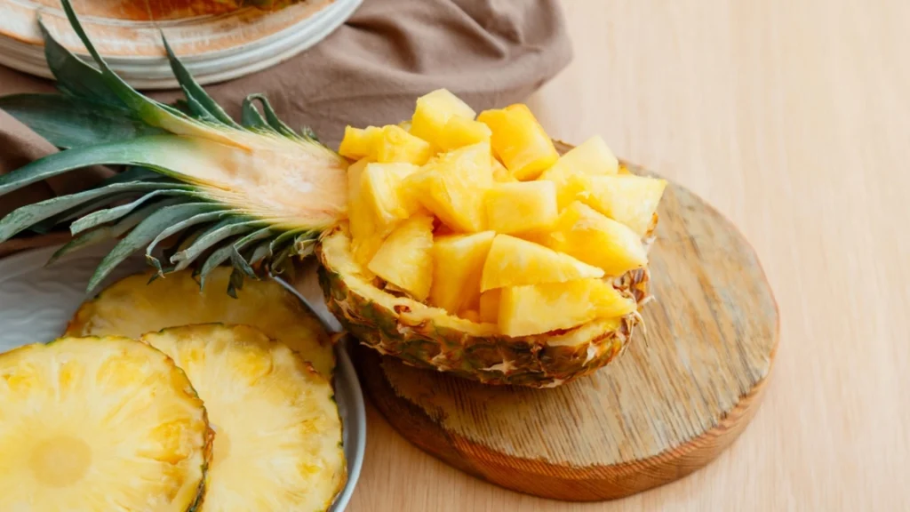 Hvad er fordelene ved at drikke smoothie med ananas og bladselleri?