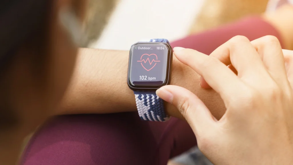 Går du smartwatch eller fitnessur? Så er det en god idé at tage det af med det samme