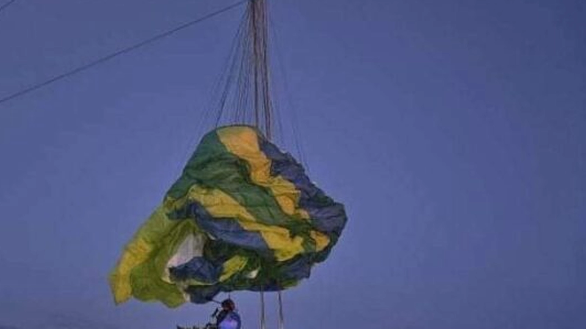Paraglider-pilot i skræmmende dans med højspændingsledninger: Endte på traumecenter