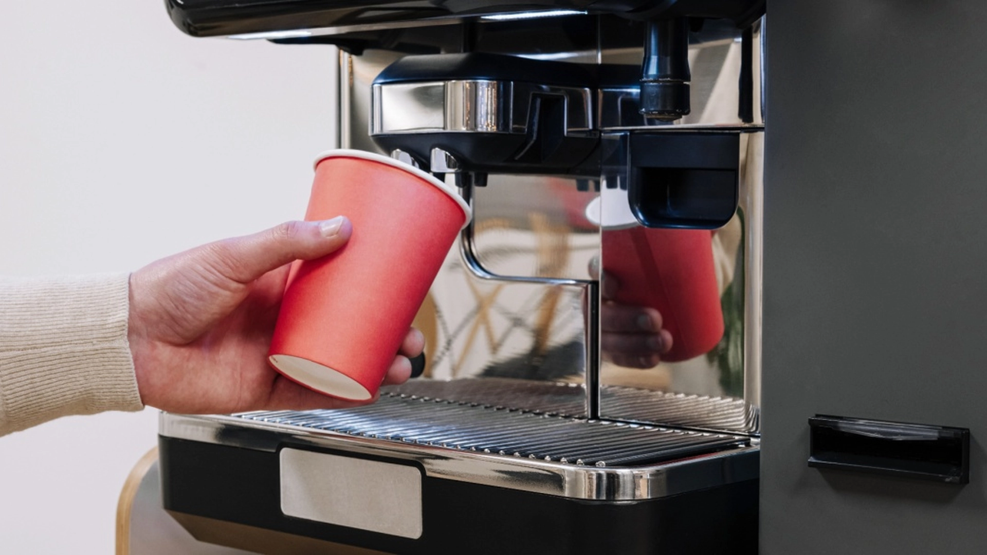 Stor virksomhed fjernede gratis kaffe og te til medarbejderne: Arbejdsmoralen gik kun én vej