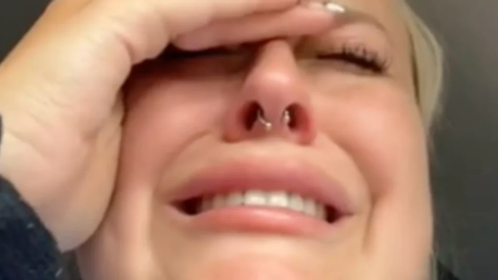 Hun gik fra tattoobiksen i tårer: Når du ser, hvad hendes tatovering ligner, vil du forstå hvorfor