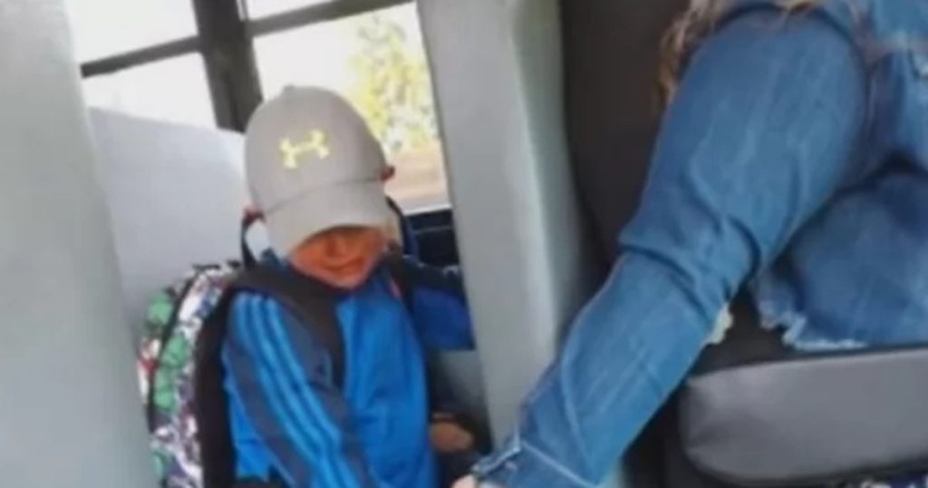Da Axel tager bussen gør buschaufføren noget, hun tror ingen ser: Få dage senere blev billedet delt verden over