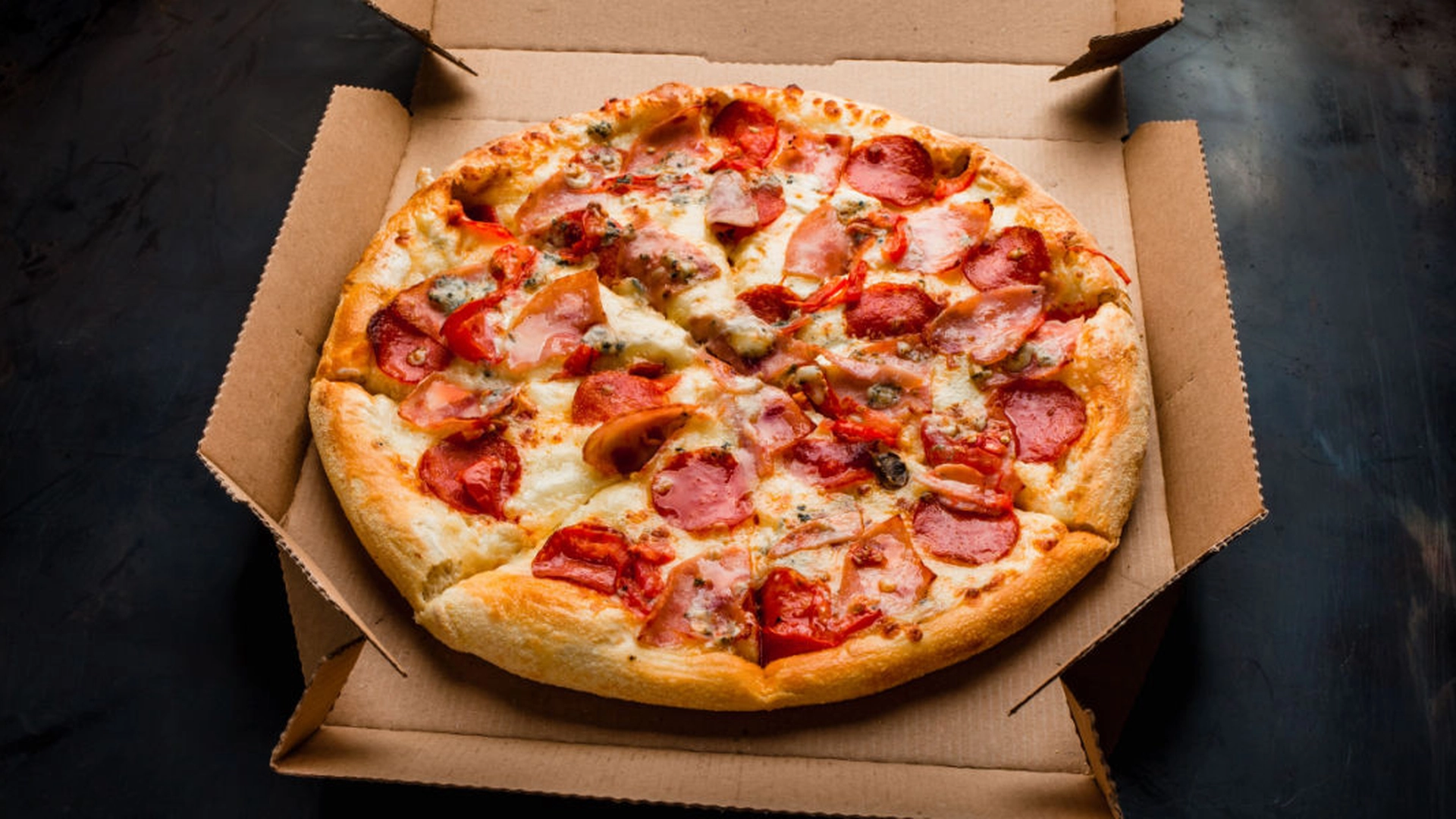 Betjente stoppede bil ved lyskryds: De får et chok, da de ser fyldet på pizzaen