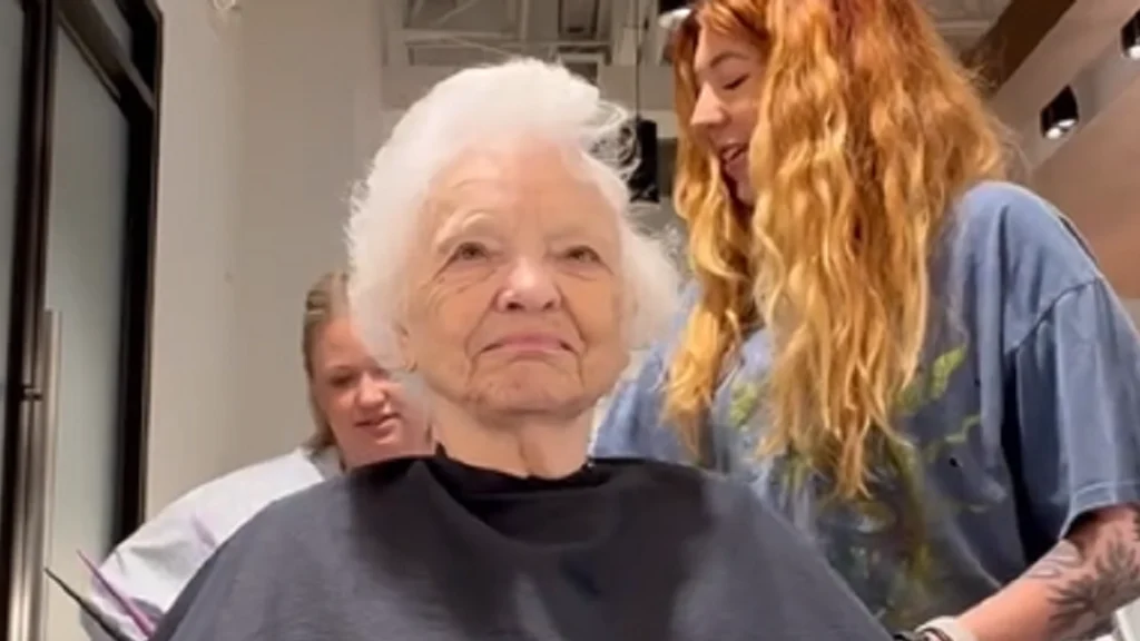 Bedstemor gav frisør fri leg: Du kan ikke holde latteren tilbage, når du ser det færdige resultat.