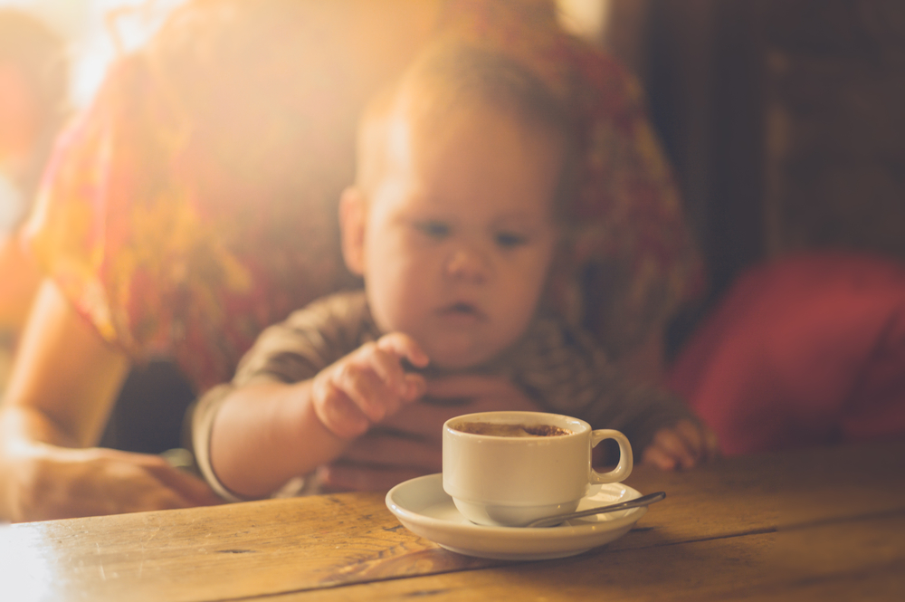 Tog på café med sin baby: Tror ikke sine egne øjne, da hun får stukket fejebakke i hånden