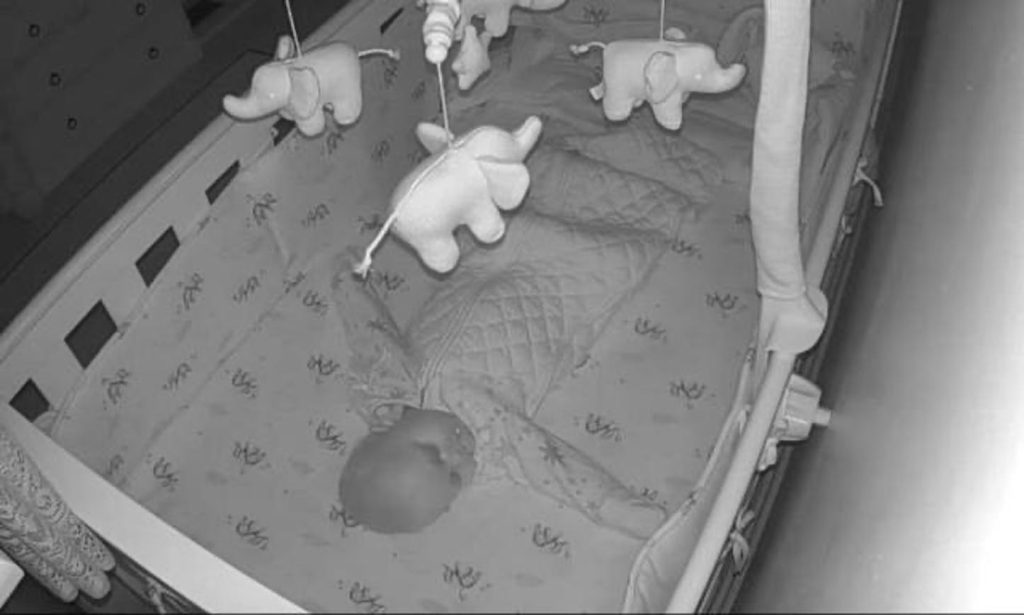 Mor skræmt fra vid og sans: Hørte dyb mande-stemme i baby-alarm