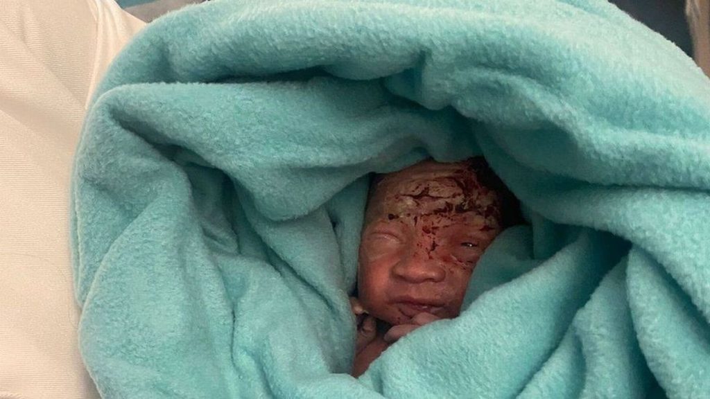Nyfødt baby fundet i skraldespand på flytoilet