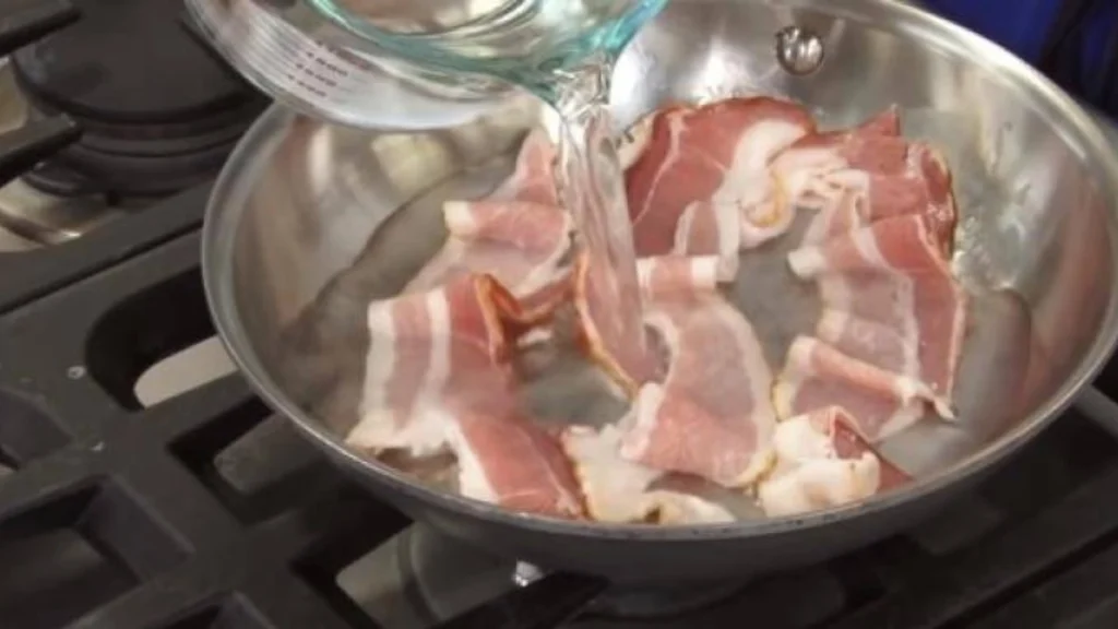 Han tilsætter vand på bacon: Nu er det geniale trick gået viralt