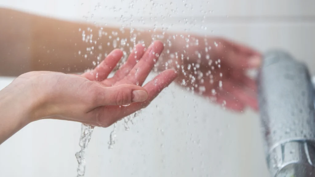 Rigtig mange gør det: Derfor bør du ikke tisse i badet ifølge læge