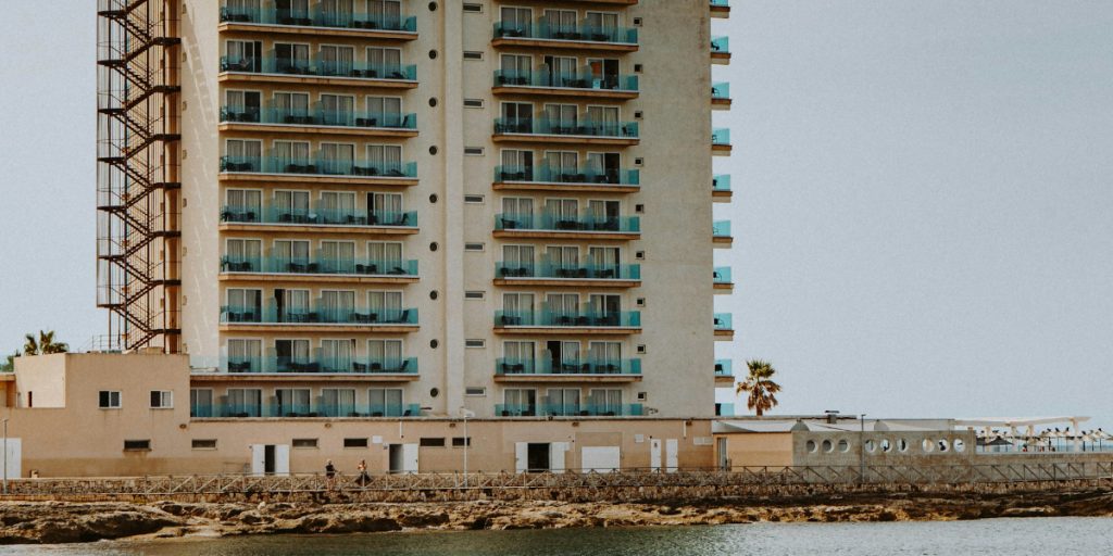 Farlig trend: Mallorca straffer ‘balconing’ med bøde på næsten 270.000 kroner