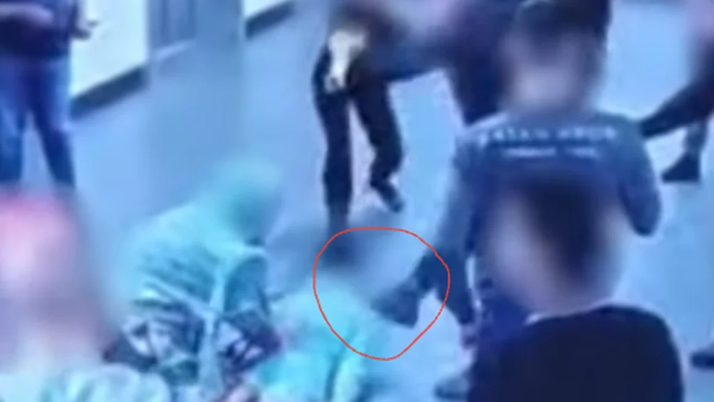 Betjent sparkede borger i hovedet i lufthavn: Nu viser en video, hvad der skete inden