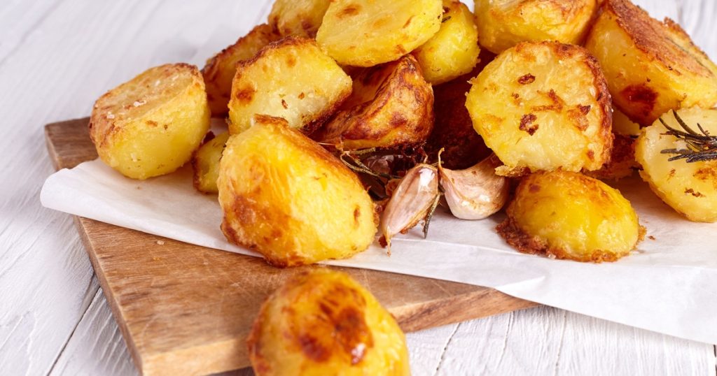 Kok deler hemmeligheden bag perfekte ovnkartofler: Denne ingrediens gør forskellen