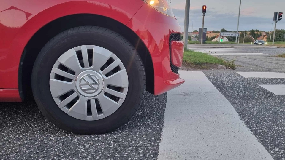 Er du sikker på, at du standser ordentligt for rødt lys? Et par centimeter kan koste dig 2500 kroner og et klip