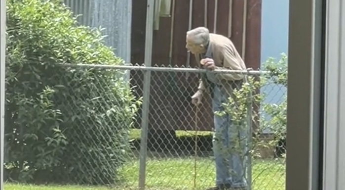 94-årige bedstefar deler den sødeste rutine med sin nabos hunde