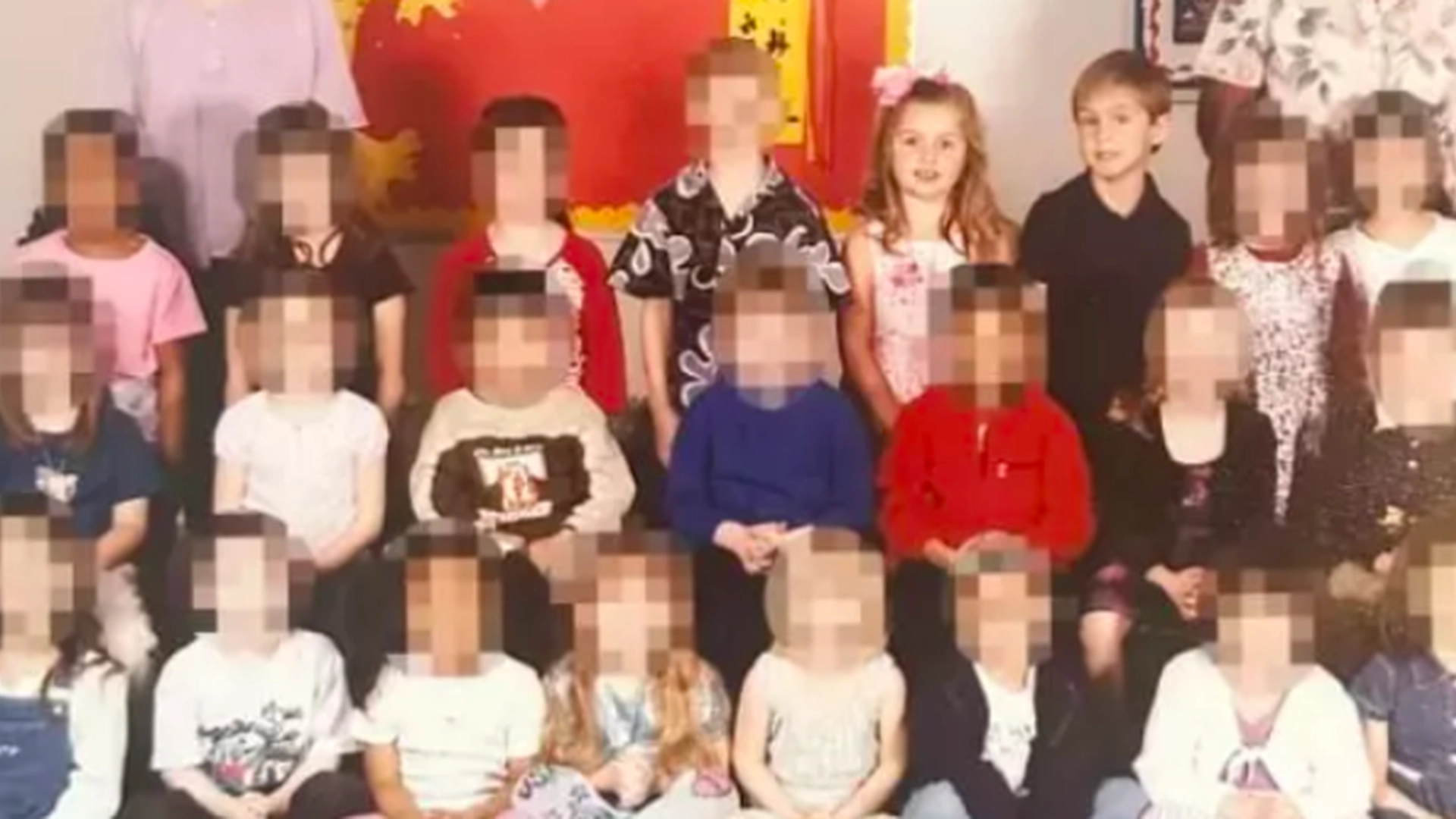 De står og kigger på gammelt klassefoto: Hvad de så fik øje på, gav dem et kæmpe chok