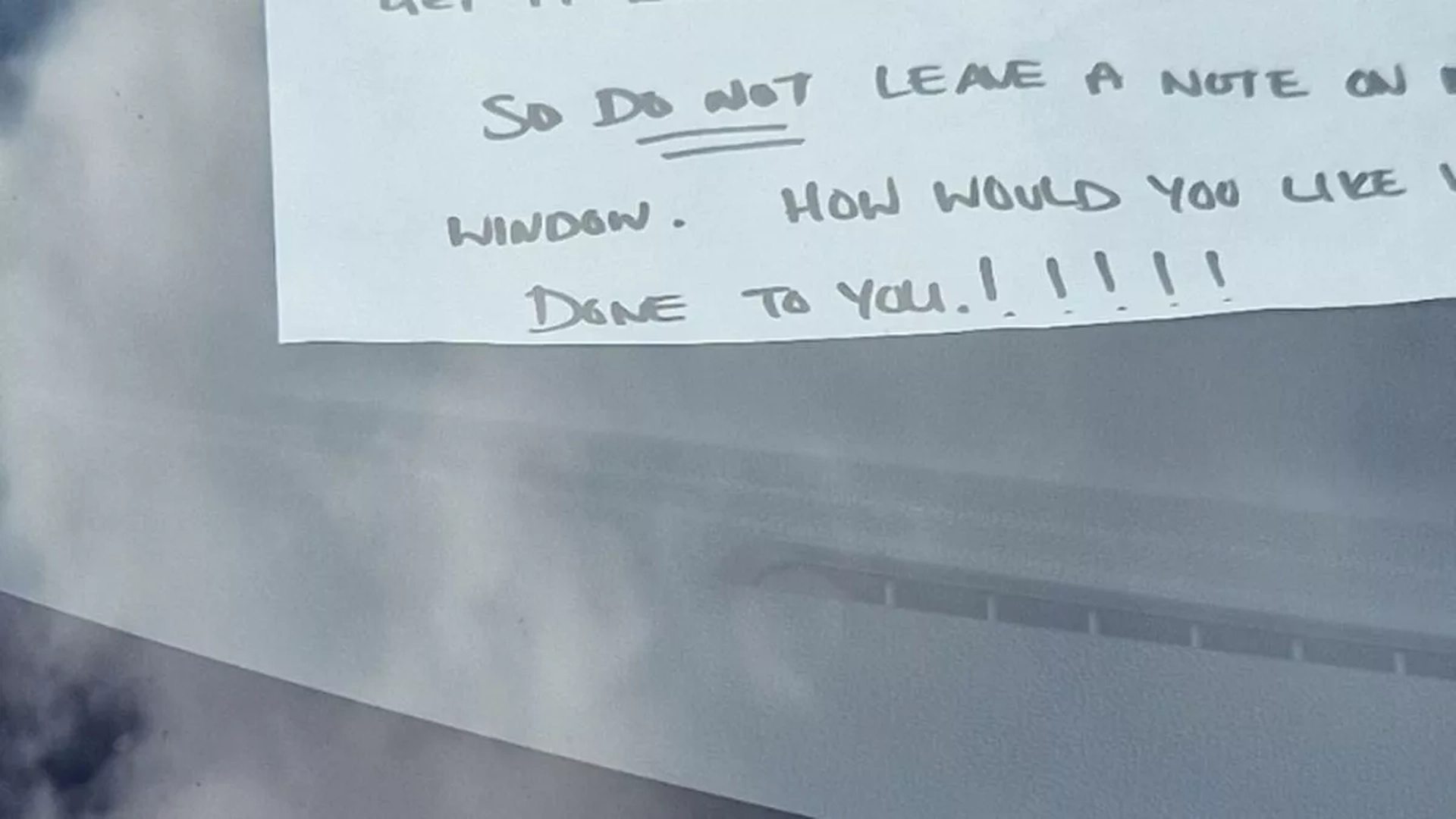 Bilist parkerede bil mellem 2 pladser og efterlod særlig seddel i forruden: Folk kan næsten ikke tro deres egne øjne, når de læser beskeden.