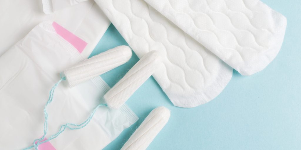 Tag et hygiejnebind og klæb den i skoen – Det vil afhjælpe et irriterende problem